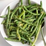 air fryer green beans with title overlay