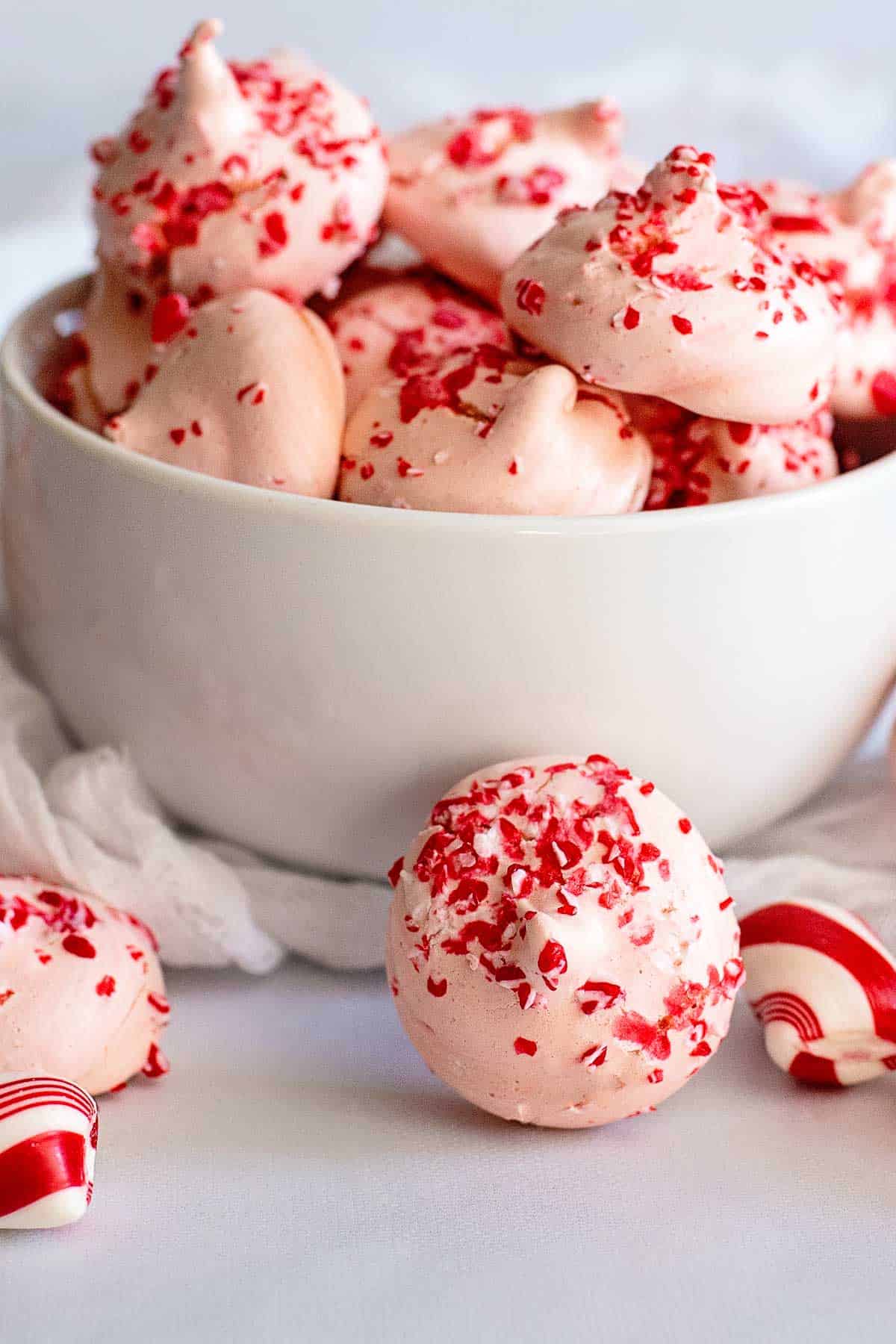 peppermint meringues with peppermints