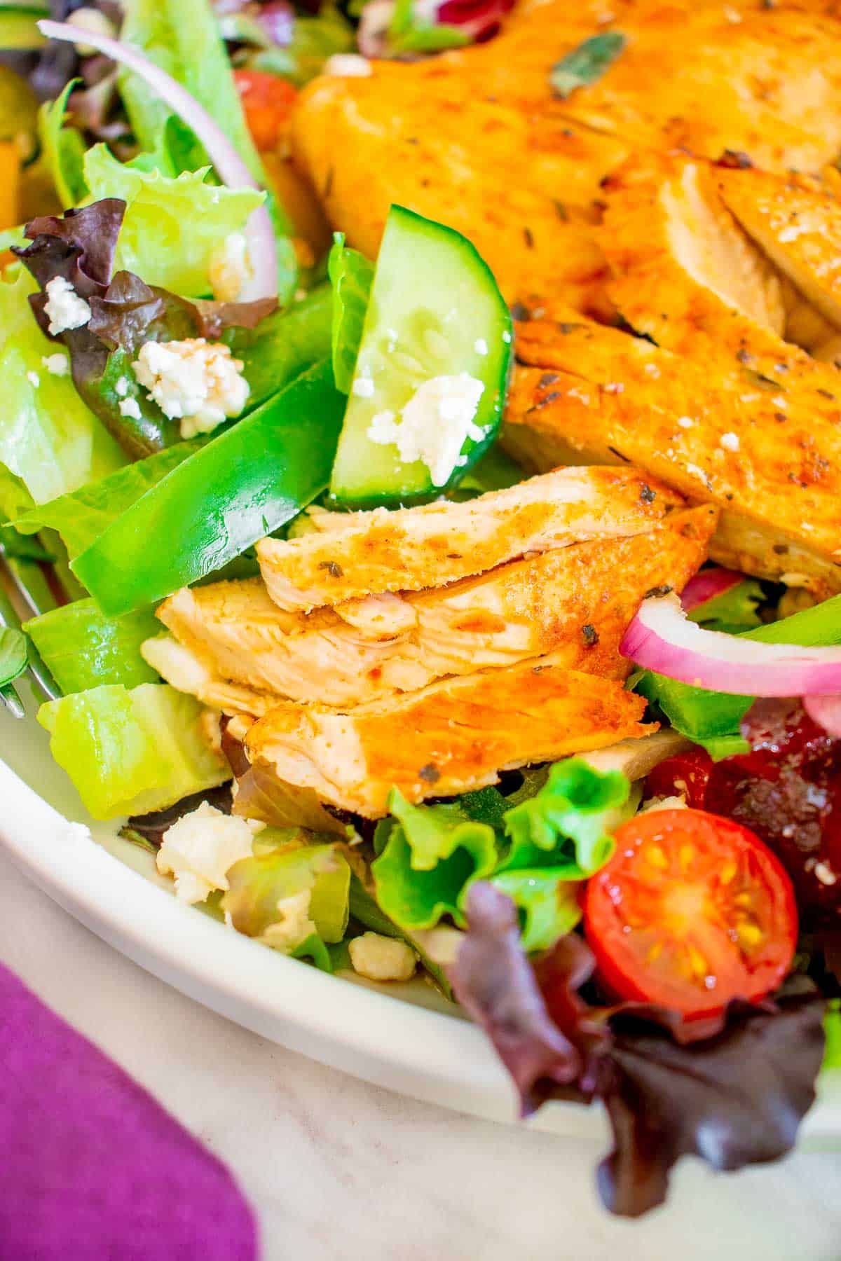 greek salad with sliced chicken close up